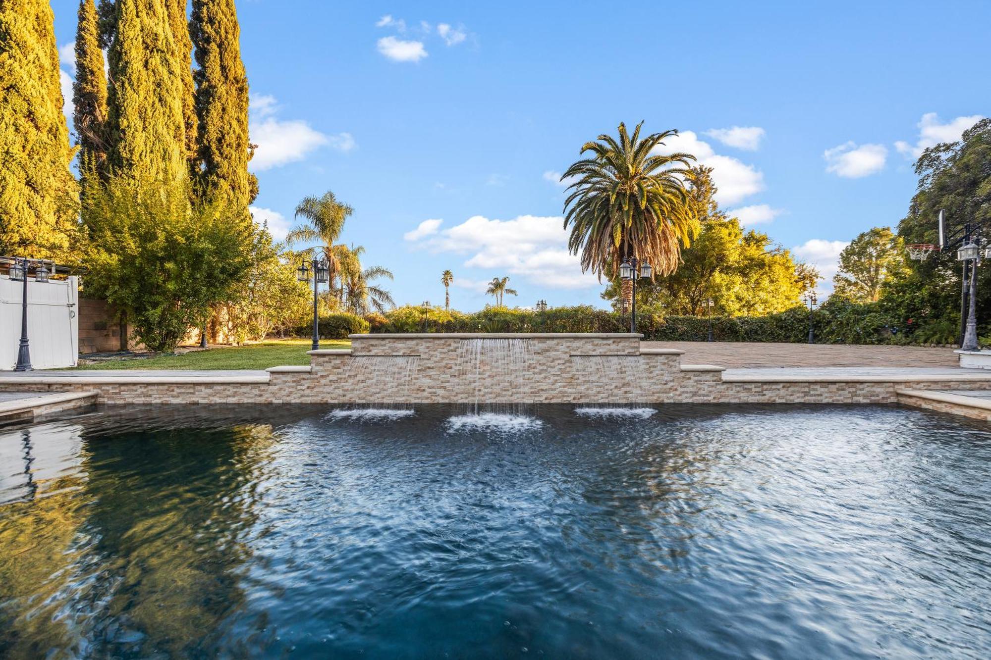 Oasis: Unrivaled Views & Endless Space Los Angeles
