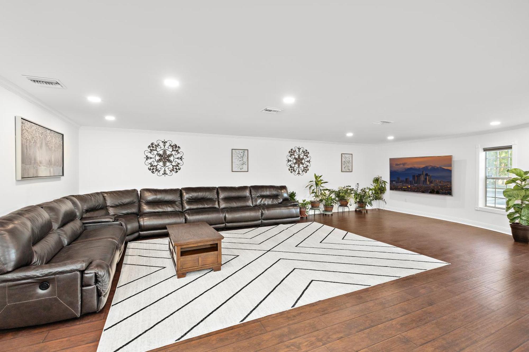 Oasis: Unrivaled Views & Endless Space Villa Los Angeles