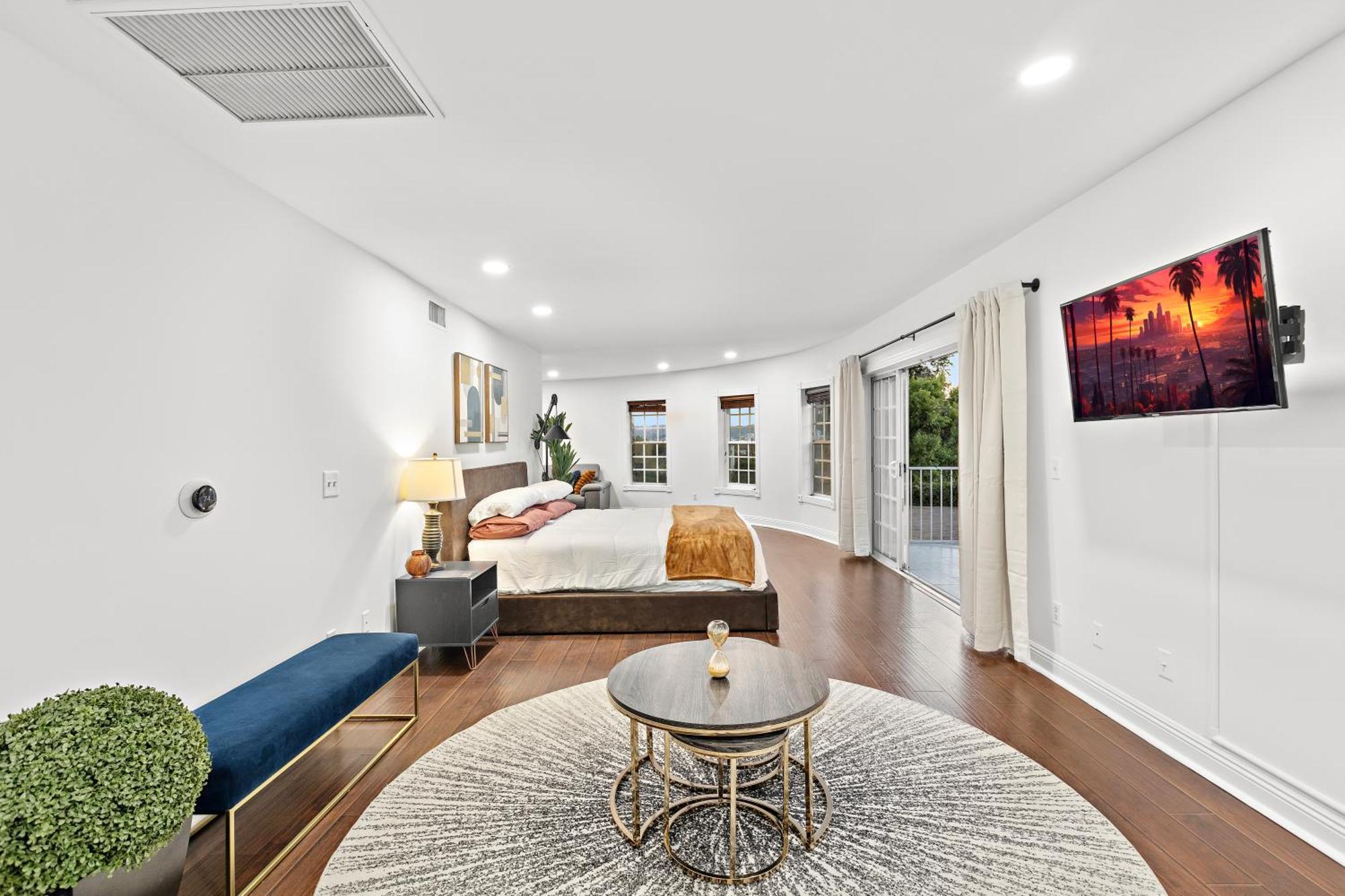 Oasis: Unrivaled Views & Endless Space Los Angeles