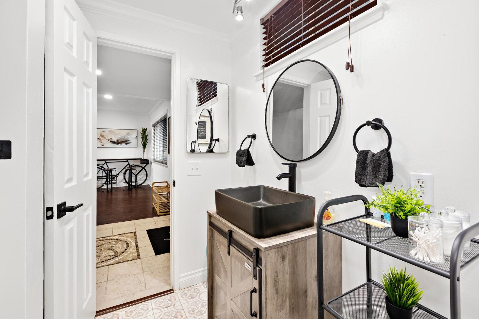 Villa Oasis: Unrivaled Views & Endless Space Los Angeles
