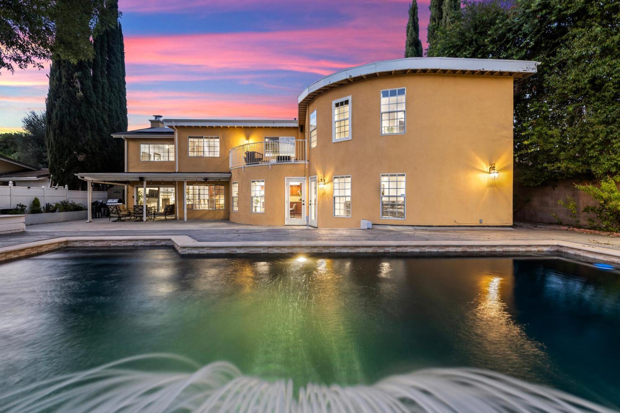 Oasis: Unrivaled Views & Endless Space Villa