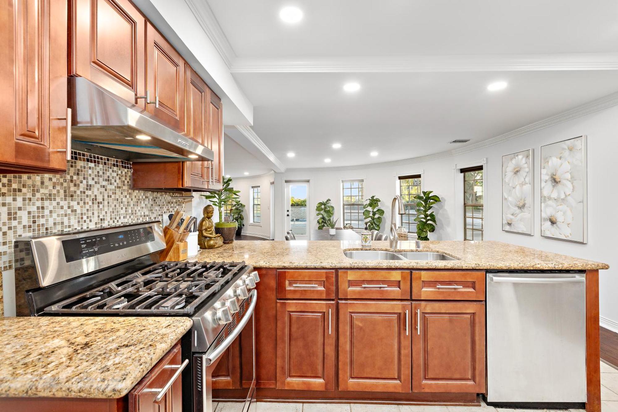 Villa Oasis: Unrivaled Views & Endless Space Los Angeles
